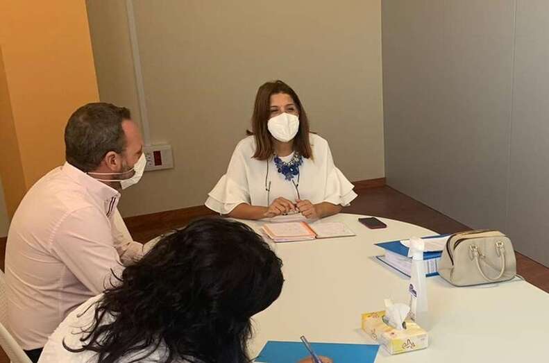 La alcaldesa en funciones, Carmen Hernández, con los ediles Eloy Santana y Celeste López con responsable de la empresa/TA.